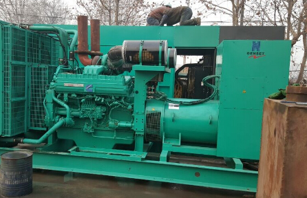 坡头发电机组如何判断水冷式机油散热器内部是否需要清洗？