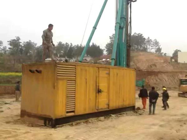 坡头如何判断水冷式机油散热器密封件是否需要更换？